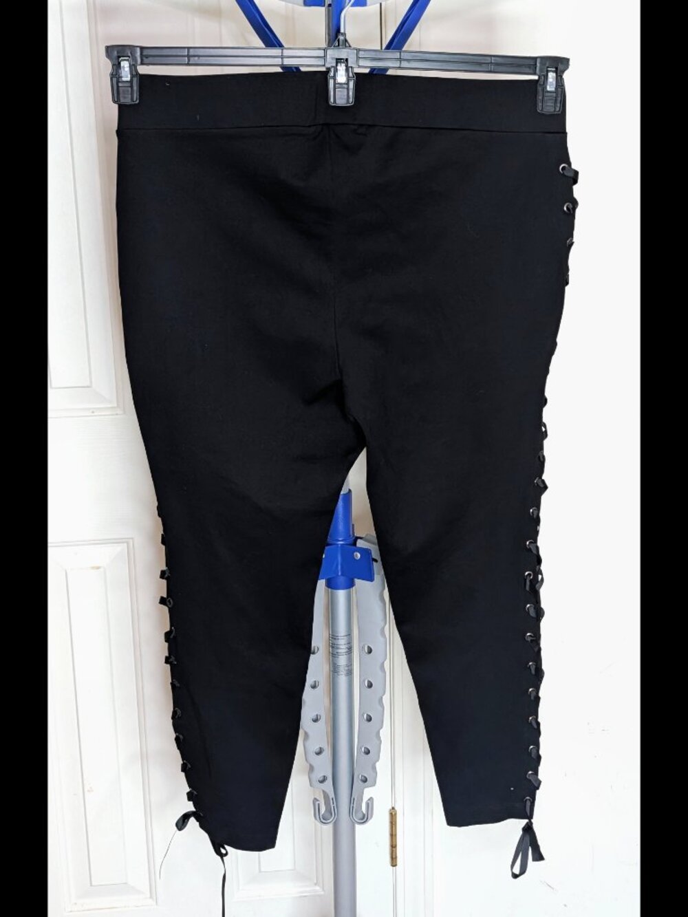 Flirty TORRID Sz 2 1X Black Stretch Ankle Pants w/ Amazing Lace-Up Sides - Picture 2 of 2